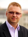 Jaroslav Lom pracuje ve společnosti ESET od června 2013. Přišel ze
společnosti AMI Praha, kde působil na pozici Senior Account Manager. Předtím
pracoval ve společnostech ICZ, NetGuard, Schuss nebo PosAm. 
