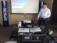 Marcel Divín, Country Manager Epson, představuje novou řadu inkoustových tiskáren