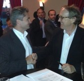 Michel Emelianoff (prezident Alcatel-Lucent, vlevo) a David Winn (generální ředitel NextiraOne) stvrzují globální partnerství společností Alcatel-Lucent a NextiraOne.