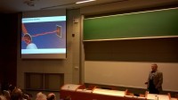 Prof. Petr Kulhánek vysvětluje princip interferometrických detektorů