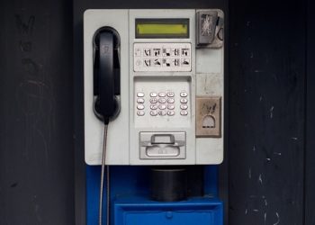 Telefonní budky sloužily na českých ulicích 110 let, zítra zmizí poslední