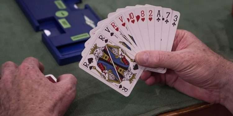 Umělá inteligence na turnaji porazila osm mistrů světa v bridži