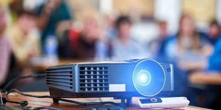 Projektor jako domácí kino i pomůcka do škol či kanceláří: Jak vybrat ten správný?