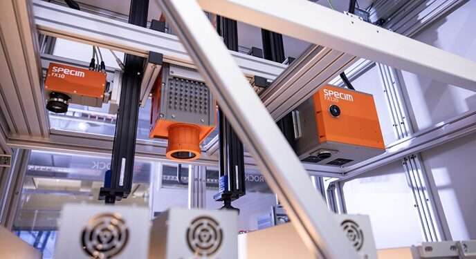 Konica Minolta naučila kamery vidět dovnitř výrobků. Dokážou rozpoznat správné složení léků či potravin