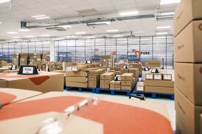 Pure Storage v ČR svá úložiště nejen vyvíjí – v pardubickém Foxconnu probíhá i výroba