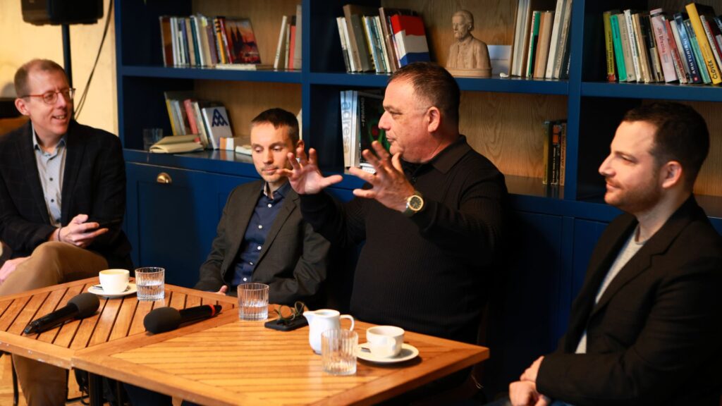 Zprava představitelé Cato Networks při setkání v Praze: Eyal Heiman (CTO), Shlomo Kramer (CEO), Lukáš Mrázek (šéf pražského R&D centra) 