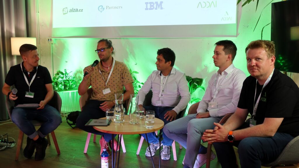 Závěrečné panelové diskuse se zúčastnili Alexandr Dobeš (IBM), Matěj Bolen (Alza.cz), Jan Malý (Partners) a Jindřich Chromý (AddAI).